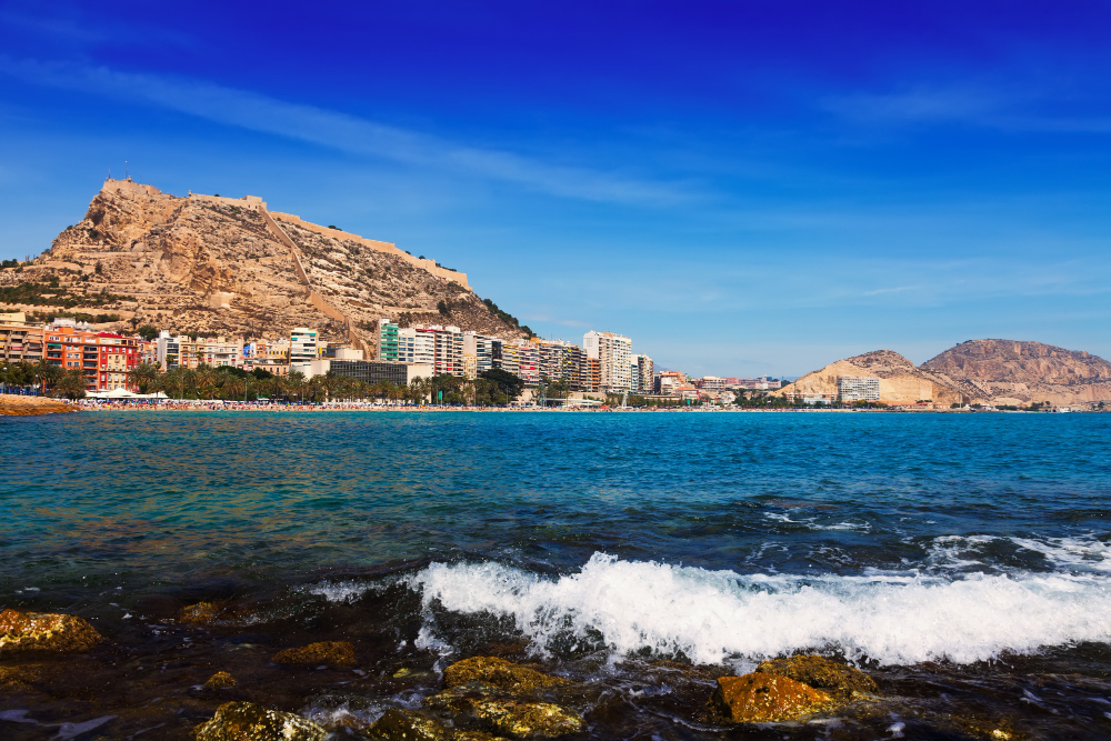 costa de alicante con el castillo de sta bárbara